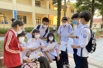 Các thí sinh trước giờ vào thi môn đầu tiên Ngữ văn trong sáng ngày 1/6 tại điểm thi Trường Trung học phổ thông Bạch Đằng, thị xã Quảng Yên.