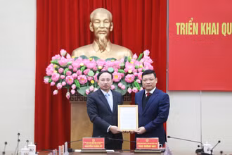 Bí thư Tỉnh ủy Quảng Ninh Nguyễn Xuân Ký thừa ủy quyền của Thủ Tướng Chính phủ trao Quyết định phê chuẩn đồng chí Nghiêm Xuân Cường giữ chức Phó Chủ tịch UBND tỉnh Quảng Ninh nhiệm kỳ 2021-2026.