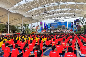 Ngày Quốc tế Yoga lần thứ 10 được tổ chức tại huyện Vân Đồn, tỉnh Quảng Ninh.