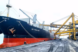 Tầu Việt Thuận Star vào "xông cảng" Cẩm Phả sáng mùng 1 Tết nhận tấn than đầu tiên của năm mới đi thị trường nội địa.