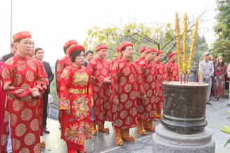 Lễ dâng hương Đức Ông Hưng Nhượng Đại Vương Trần Quốc Tảng tại Đền Cửa Ông.