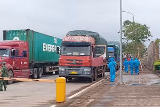 Các phương tiện làm thủ tục thông quan hàng hóa xuất nhập khẩu tại lối mở Km3+4 Hải Yên, Móng Cái, Quảng Ninh.