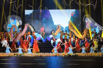 Chương trình nghệ thuật chào mừng lễ kỷ niệm 30 năm Vịnh Hạ Long được UNESCO vinh danh là Di sản thiên nhiên thế giới.