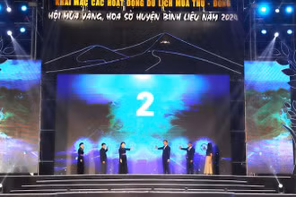 Lãnh đạo huyện Bình Liêu bấm nút khai mạc Tuần Văn hóa - Du lịch huyện Bình Liêu năm 2024.