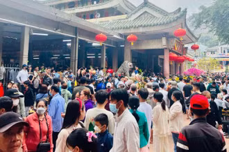 Hàng trăm nghìn lượt người hành hương Miếu Bà Chúa xứ Núi Sam trong ngày mùng 1 Tết Giáp Thìn