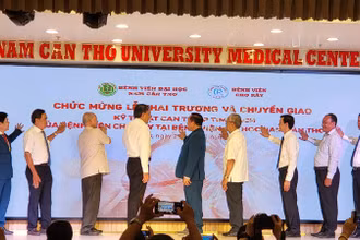 Các đại biểu thực hiện nghi thức chuyển giao kỹ thuật can thiệp tim mạch tại Bệnh viện Đại học Nam Cần Thơ.