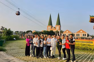 Du khách tham quan và trải nghiệm tại Khu du lịch Cáp treo Núi Sam ngày mùng 5 Tết Giáp Thìn.