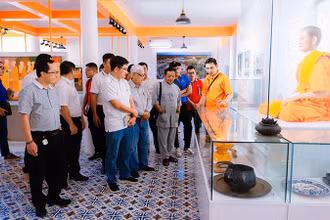 Đoàn khảo sát đến tham quan Bảo tàng Dừa sáp tại xã Thạnh Phú, huyện Cầu Kè.