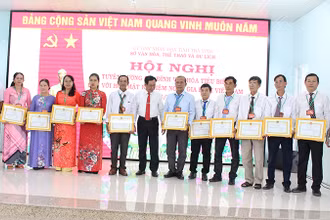 Đại diện các gia đình văn hóa tiêu biểu nhận giấy khen tại buổi họp mặt.