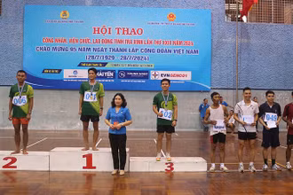 Các vận động viên đoạt giải môn thi chạy việt dã được biểu dương, trao thưởng.
