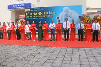 Nghi thức khánh thành, đưa vào sử dụng khu xạ trị ung thư tại Bệnh viện Đa khoa tỉnh Trà Vinh.