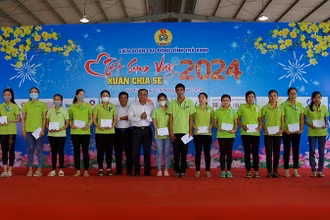 Công nhân, lao động có hoàn cảnh khó khăn nhận quà Tết.