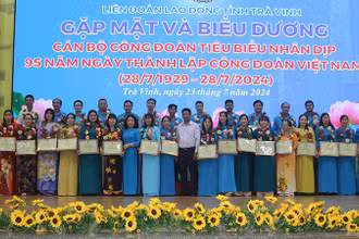 Các cán bộ Công đoàn cơ sở tiêu biểu được tuyên dương, khen thưởng.