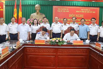 Đại diện Đảng ủy Cảnh sát biển Việt Nam ký kết thực hiện chương trình với Tỉnh ủy Trà Vinh.