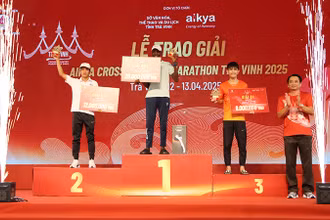 Các vận động viên đạt thành tích cao ở đường chạy 42km, hạng mục dành cho nam nhận thưởng.