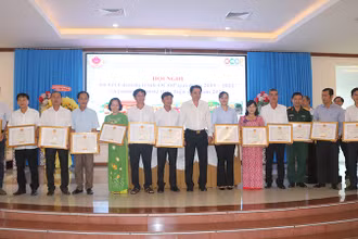 Đại diện các tập thể có thành tích xuất sắc trong thực hiện Chương trình quốc gia mỗi xã một sản phẩm OCOP nhận Bằng khen của Ủy ban nhân dân tỉnh Trà Vinh