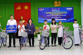 Học sinh vượt khó, học giỏi tỉnh Trà Vinh được trao tặng xe đạp.