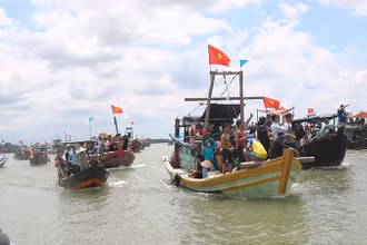Ngư dân ven biển huyện Cầu Ngang ra cửa biển Cung Hầu nghinh Đức ông về thờ tại miếu Bà Chúa Xứ thị trấn Cầu Ngang.