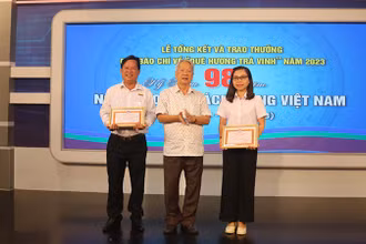 Khen thưởng, biểu dương các tác giả đạt giải Nhất giải báo chí viết về "Quê hương Trà Vinh" lần II, năm 2023.