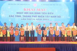 Đại diện lãnh đạo Sở Văn hóa, Thể thao và Du lịch các tỉnh, thành phố nhận cờ lưu niệm.