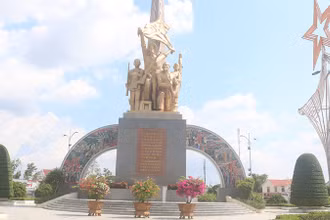 Tượng đài "Toàn dân nổi dậy, đoàn kết lập công” tỉnh Trà Vinh.
