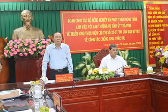 Thứ trưởng Nông nghiệp và Phát triển nông thôn Phùng Đức Tiến phát biểu tại buổi làm việc.