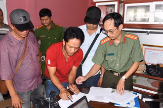 Công an tỉnh Trà Vinh thi hành lệnh bắt tạm giam đối tượng Tô Hoàng Chương.