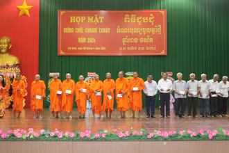 Người có uy tín trong vùng đồng bào dân tộc thiểu số nhận quà Tết.