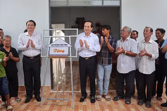 Hộ bà Thạch Thị Sa Tụm, xã Lương Hòa, huyện Châu Thành, tỉnh Trà Vinh đón Chôl Chnăm Thmây trong ngôi nhà mới.