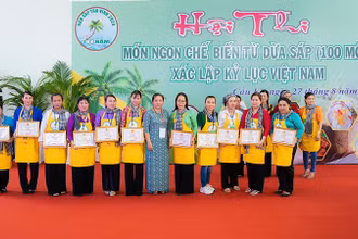 Đại diện các đội thi đoạt giải nhận thưởng từ Ban tổ chức hội thi.