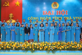 Ban Chấp hành Liên đoàn Lao động tỉnh Trà Vinh khóa 11 ra mắt tại đại hội. 