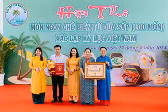 Đại diện lãnh đạo Ủy ban nhân dân huyện Cầu Kè nhận Bằng xác lập kỷ lục Việt Nam.