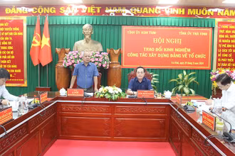Phó Bí thư Thường trực Tỉnh ủy Kon Tum A Pớt, phát biểu tại buổi làm việc với lãnh đạo Tỉnh ủy Trà Vinh.