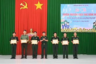 Đại diện các đội thi đoạt giải Nhất, Nhì, Ba, Khuyến khích nhận giấy khen.