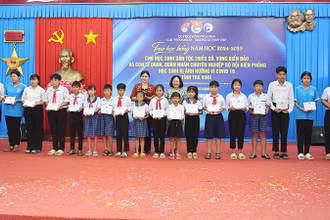 Học sinh dân tộc thiểu số có hoàn cảnh khó khăn của tỉnh Trà Vinh nhận học bổng Vừ A Dính.