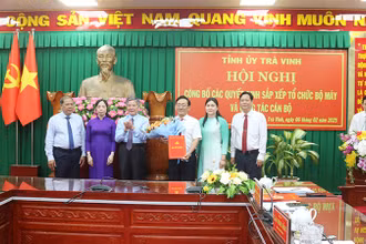 Lãnh đạo Tỉnh ủy Trà Vinh trao quyết định sắp xếp tổ chức bộ máy.