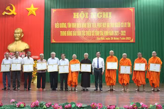 Người có uy tín tiêu biểu trong đồng bào dân tộc thiểu số nhận Bằng khen của Ủy ban nhân dân tỉnh Trà Vinh.