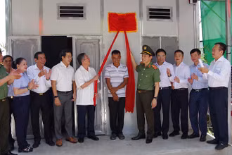 Đoàn công tác của Bộ Công an thực hiện nghi thức trao tặng nhà mẫu.