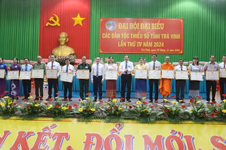 Đại diện các tập thể tiêu biểu nhận Bằng khen của Ủy ban nhân dân tỉnh Trà Vinh.