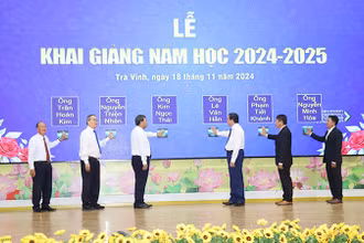 Đại biểu thực hiện nghi thức khai giảng năm học mới 2024-2025.