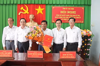 Đồng chí Kim Rương nhận các quyết định của Ban Bí thư Trung ương Đảng, Ban Thường vụ Tỉnh ủy Trà Vinh.