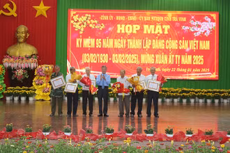 Các đảng viên nhận Huy hiệu 60, 65, 70 năm tuổi Đảng tại buổi họp mặt.