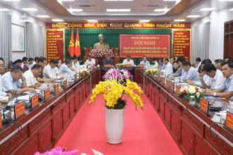 Đại biểu dự hội nghị tổng kết 15 năm thi hành Điều lệ Đảng.