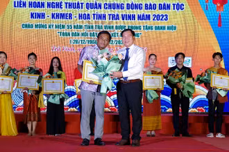 Đại diện đơn vị huyện Trà Cú nhận giải tại buổi lễ bế mạc Liên hoan nghệ thuật quần chúng dân tộc Kinh, Khmer, Hoa.