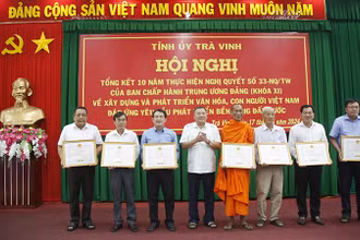 Đại diện các tập thể có thành tích xuất sắc trong xây dựng và phát triển văn hóa được nhận Bằng khen của Ủy ban nhân dân tỉnh.