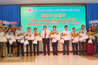 Đại diện doanh nghiệp tiêu biểu nhận Bằng khen của Ủy ban nhân dân tỉnh Trà Vinh.