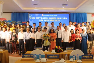 Đại diện doanh nghiệp chụp ảnh lưu niệm cùng lãnh đạo Tỉnh ủy, Ủy ban nhân dân tỉnh Trà Vinh.