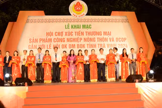 Nghi thức khai mạc hội chợ xúc tiến thương mại tỉnh Trà Vinh gắn với lễ hội Ok Om Bok