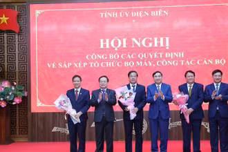 Đồng chí Đặng Xuân Vịnh (thứ hai từ phải sang) là người đã tự nguyện nghỉ hưu trước tuổi theo Nghị định 178/2024/NĐ-CP nhưng đang còn vướng mắc trong áp dụng chế độ giữa các nghị định. 