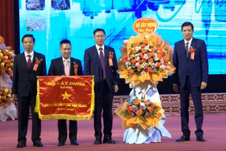 Lãnh đạo Bộ Xây dựng trao “Cờ thi đua xuất sắc” tặng tập thể Sở Xây dựng Điện Biên.